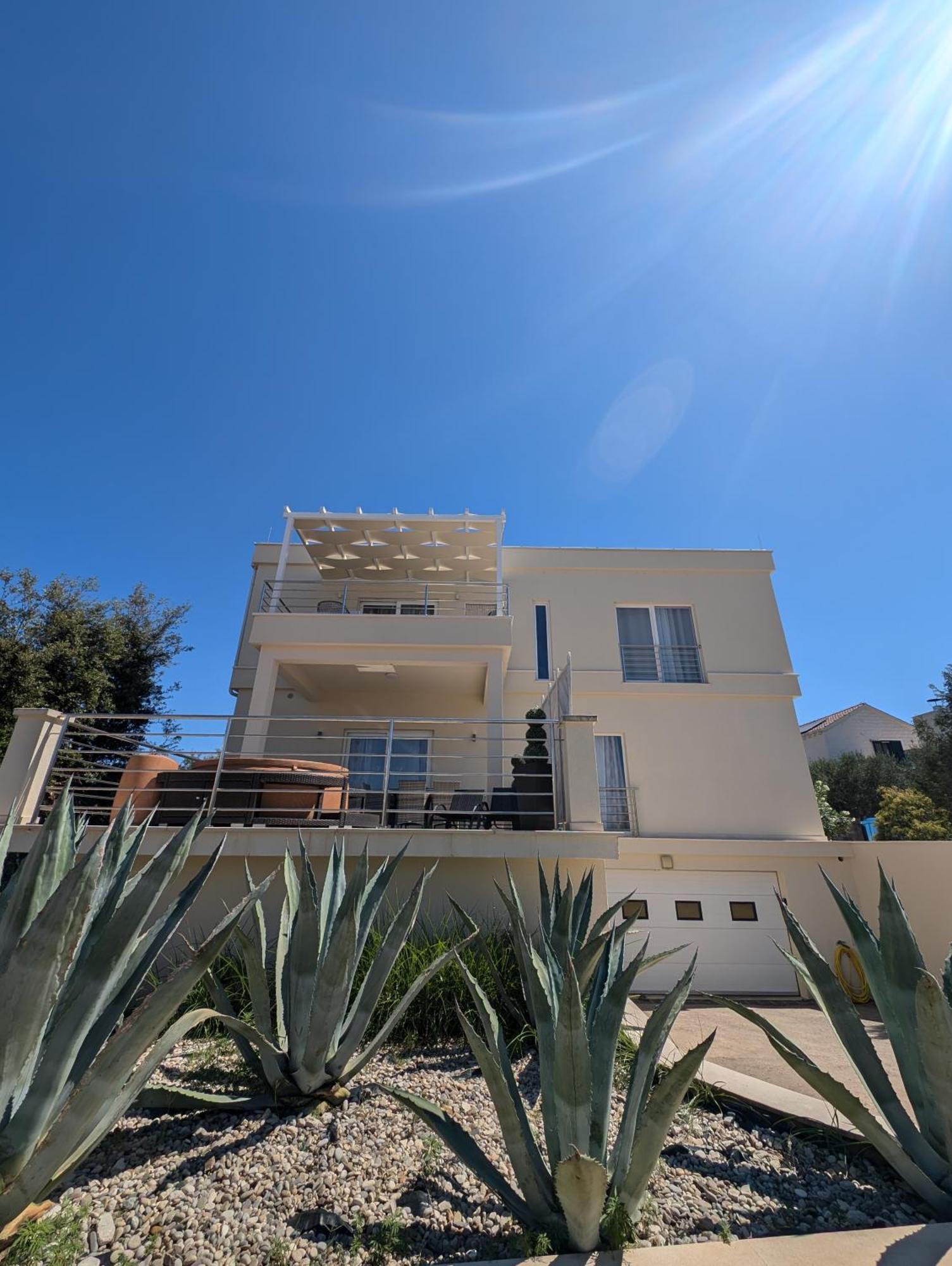 Villa Kora - Luxury Holiday Apartments Lumbarda Bagian luar foto